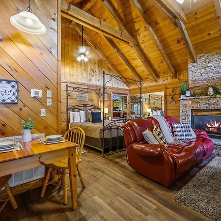 Willa Cozy Studio Log Cabin In The Heart Of Pigeon Forge. Hot Tub. Honeymoon! Sleeps 2 Zewnętrze zdjęcie