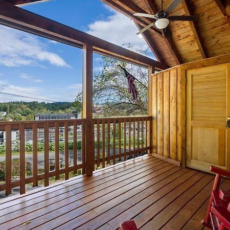 Willa Cozy Studio Log Cabin In The Heart Of Pigeon Forge. Hot Tub. Honeymoon! Sleeps 2 Zewnętrze zdjęcie