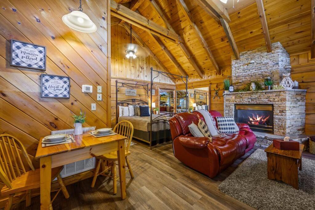 Willa Cozy Studio Log Cabin In The Heart Of Pigeon Forge. Hot Tub. Honeymoon! Sleeps 2 Zewnętrze zdjęcie