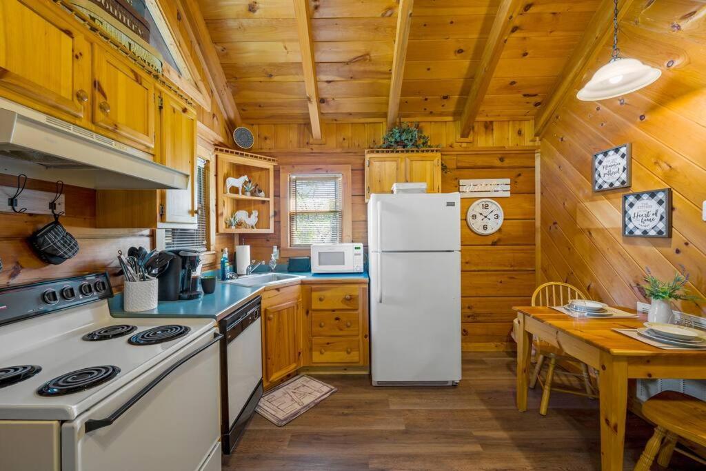 Willa Cozy Studio Log Cabin In The Heart Of Pigeon Forge. Hot Tub. Honeymoon! Sleeps 2 Zewnętrze zdjęcie