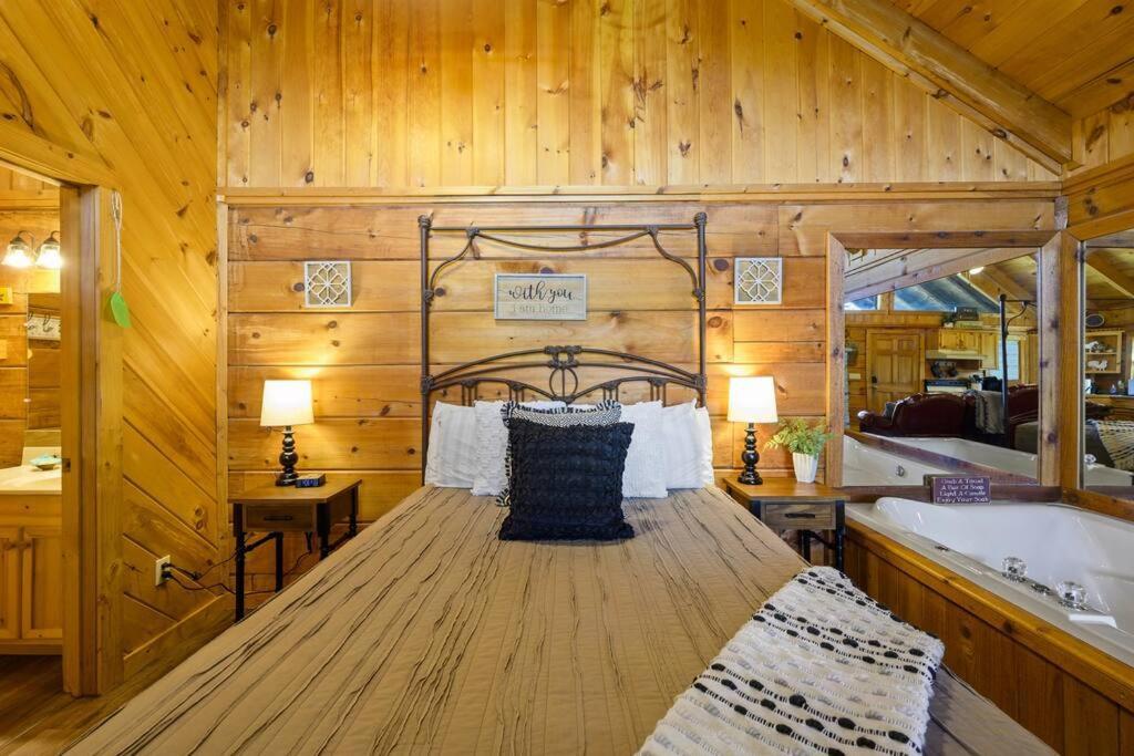 Willa Cozy Studio Log Cabin In The Heart Of Pigeon Forge. Hot Tub. Honeymoon! Sleeps 2 Zewnętrze zdjęcie