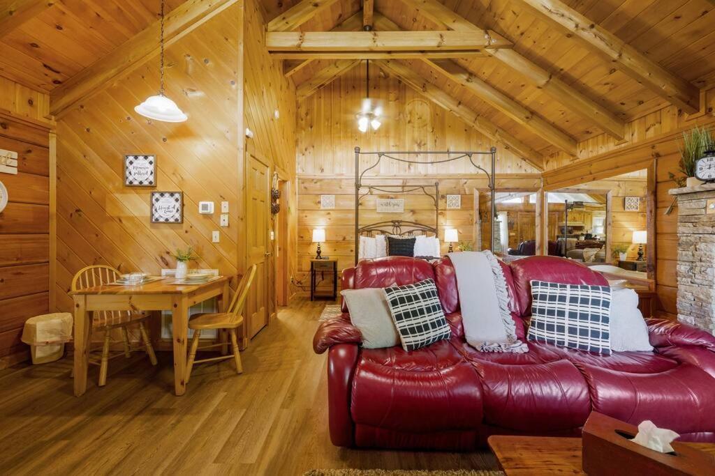 Willa Cozy Studio Log Cabin In The Heart Of Pigeon Forge. Hot Tub. Honeymoon! Sleeps 2 Zewnętrze zdjęcie