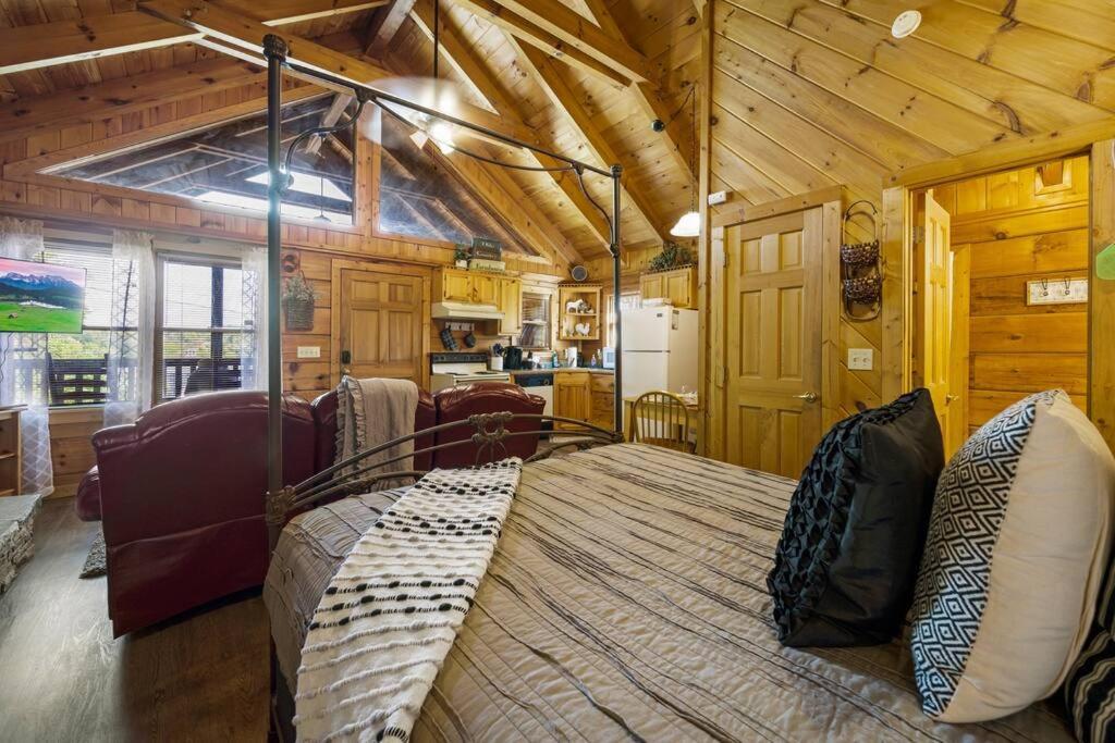 Willa Cozy Studio Log Cabin In The Heart Of Pigeon Forge. Hot Tub. Honeymoon! Sleeps 2 Zewnętrze zdjęcie