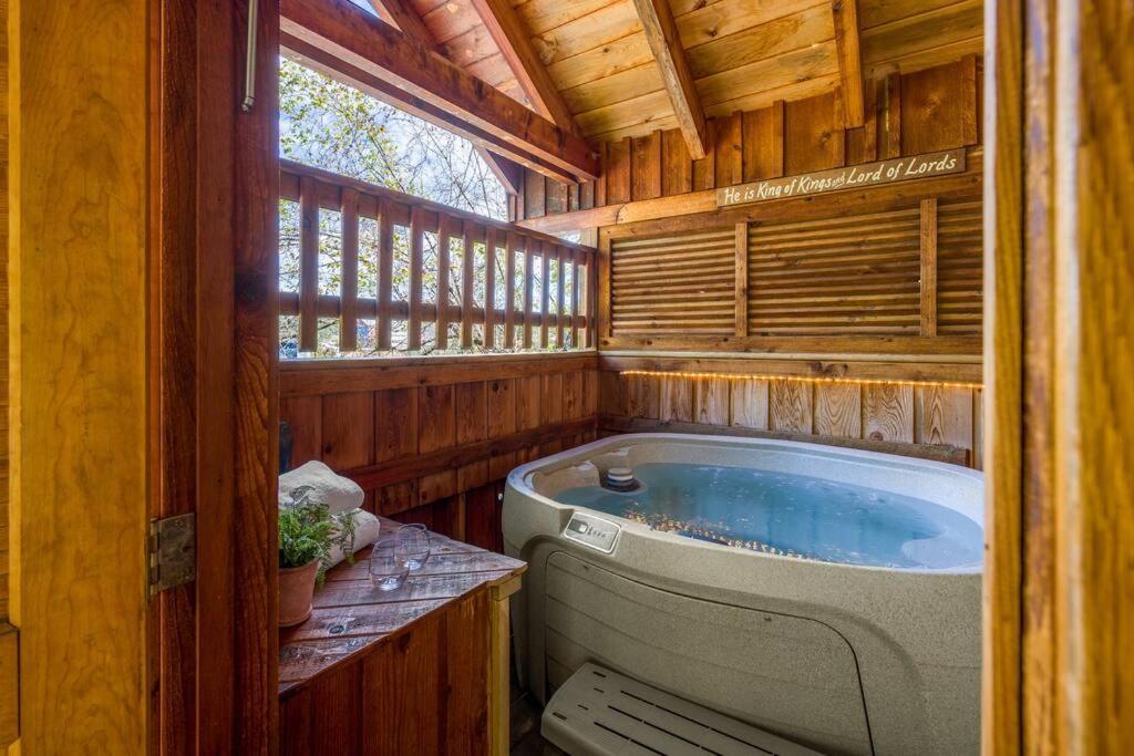 Willa Cozy Studio Log Cabin In The Heart Of Pigeon Forge. Hot Tub. Honeymoon! Sleeps 2 Zewnętrze zdjęcie