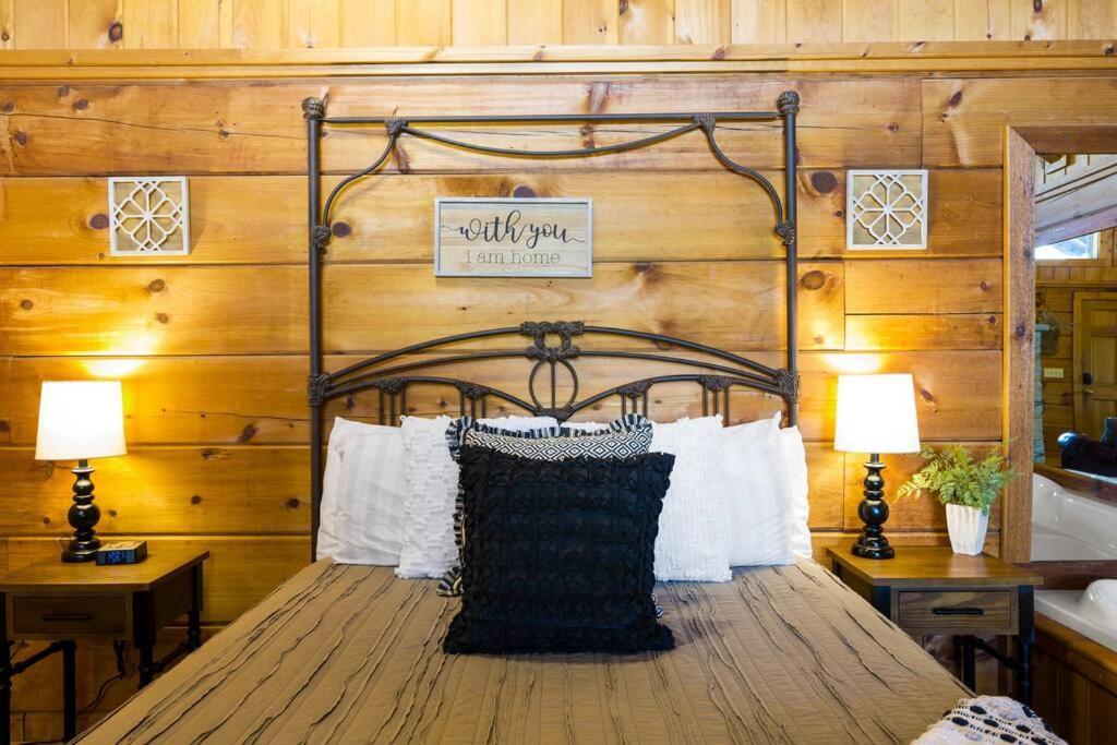 Willa Cozy Studio Log Cabin In The Heart Of Pigeon Forge. Hot Tub. Honeymoon! Sleeps 2 Zewnętrze zdjęcie