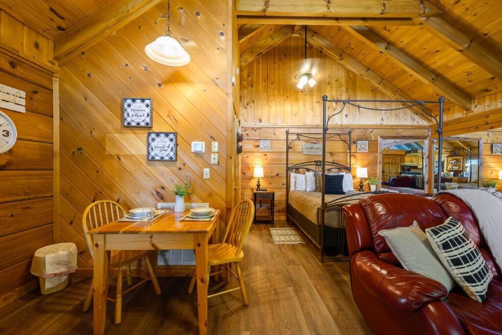 Willa Cozy Studio Log Cabin In The Heart Of Pigeon Forge. Hot Tub. Honeymoon! Sleeps 2 Zewnętrze zdjęcie