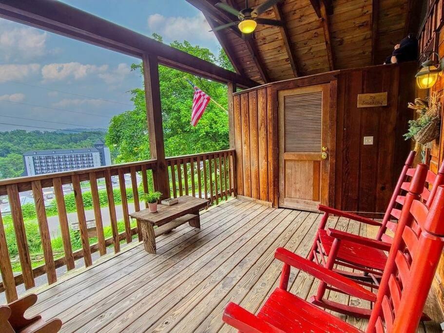 Willa Cozy Studio Log Cabin In The Heart Of Pigeon Forge. Hot Tub. Honeymoon! Sleeps 2 Zewnętrze zdjęcie