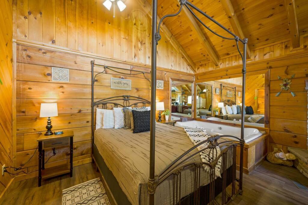 Willa Cozy Studio Log Cabin In The Heart Of Pigeon Forge. Hot Tub. Honeymoon! Sleeps 2 Zewnętrze zdjęcie