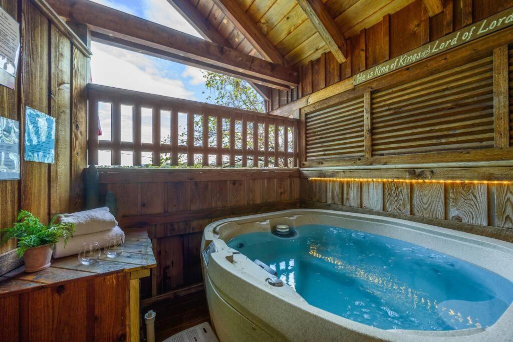 Willa Cozy Studio Log Cabin In The Heart Of Pigeon Forge. Hot Tub. Honeymoon! Sleeps 2 Zewnętrze zdjęcie