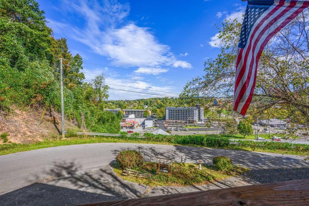 Willa Cozy Studio Log Cabin In The Heart Of Pigeon Forge. Hot Tub. Honeymoon! Sleeps 2 Zewnętrze zdjęcie