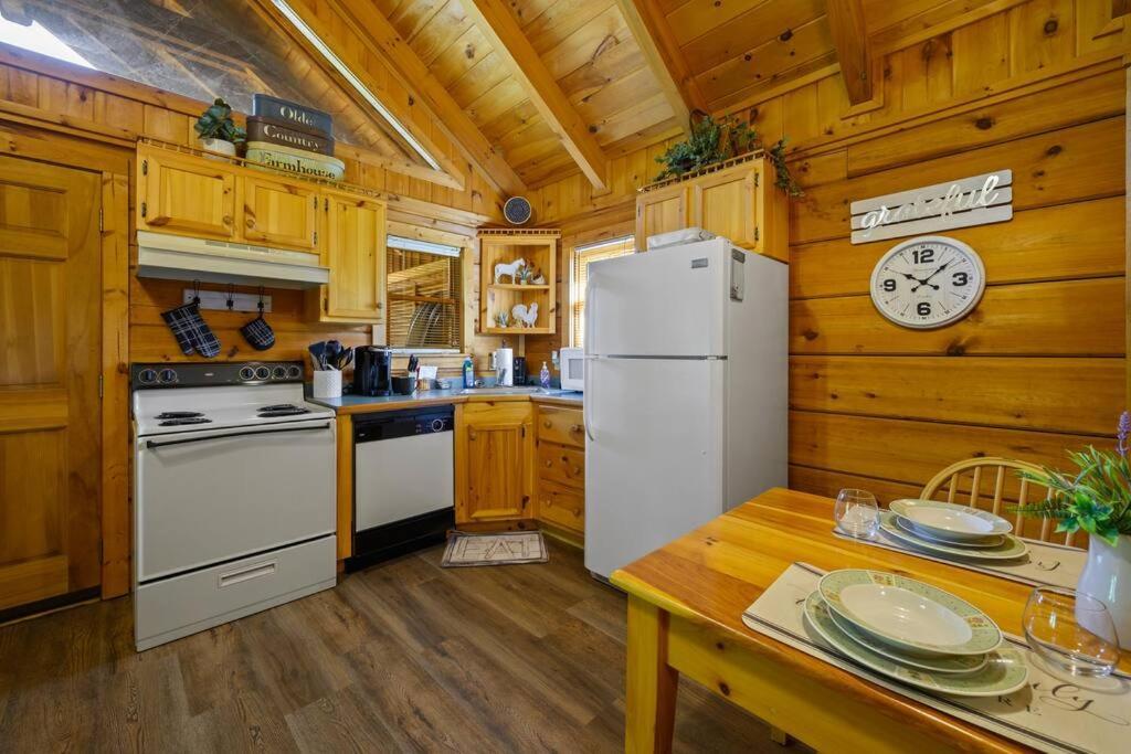 Willa Cozy Studio Log Cabin In The Heart Of Pigeon Forge. Hot Tub. Honeymoon! Sleeps 2 Zewnętrze zdjęcie