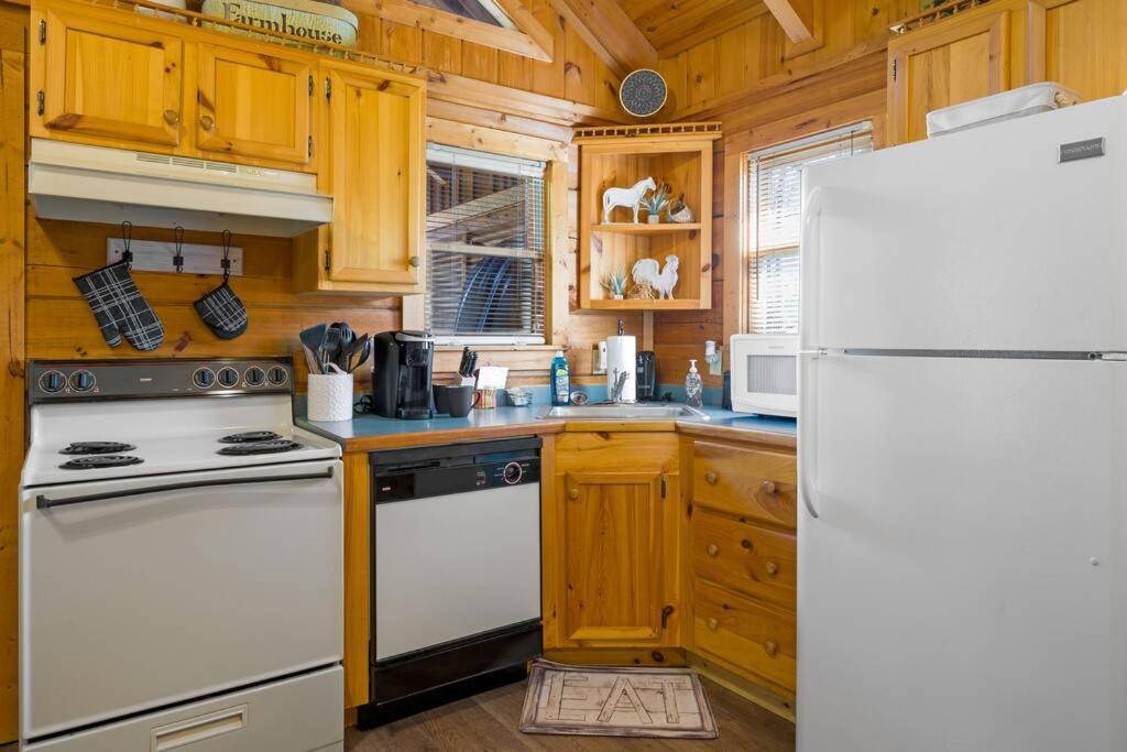 Willa Cozy Studio Log Cabin In The Heart Of Pigeon Forge. Hot Tub. Honeymoon! Sleeps 2 Zewnętrze zdjęcie