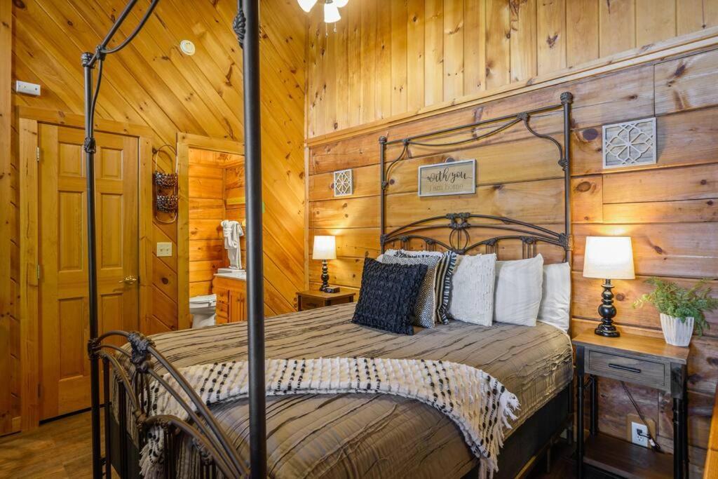 Willa Cozy Studio Log Cabin In The Heart Of Pigeon Forge. Hot Tub. Honeymoon! Sleeps 2 Zewnętrze zdjęcie