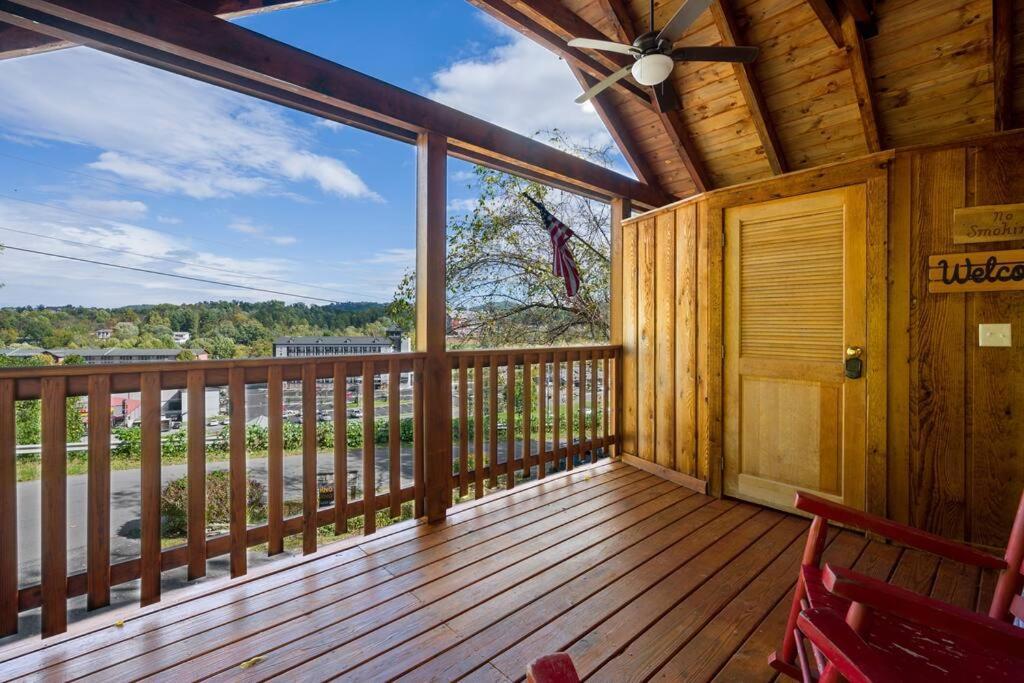 Willa Cozy Studio Log Cabin In The Heart Of Pigeon Forge. Hot Tub. Honeymoon! Sleeps 2 Zewnętrze zdjęcie