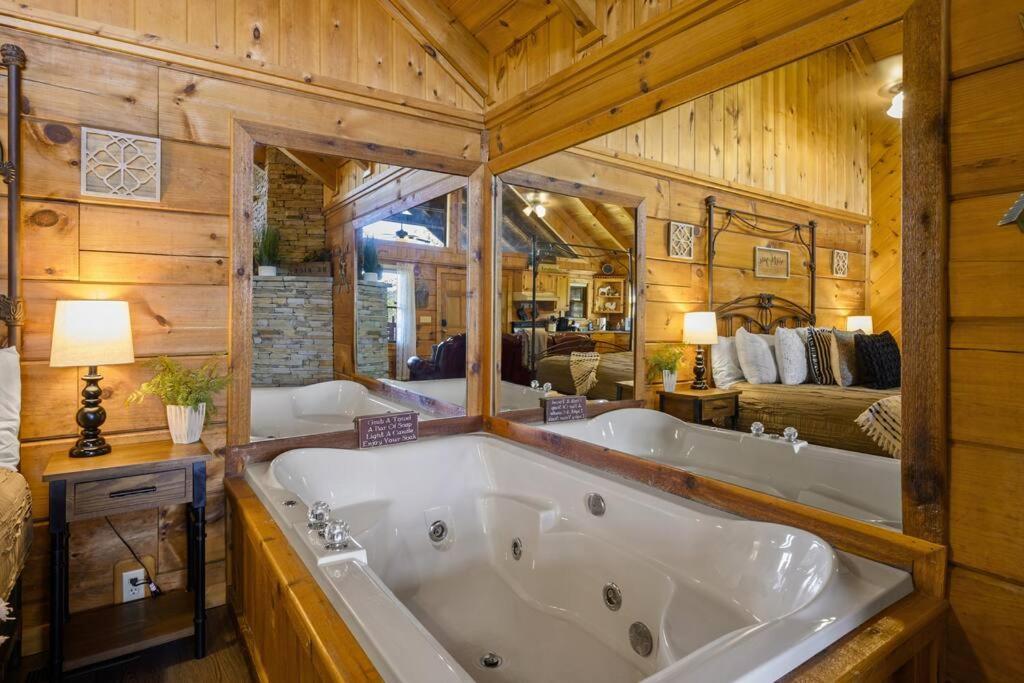 Willa Cozy Studio Log Cabin In The Heart Of Pigeon Forge. Hot Tub. Honeymoon! Sleeps 2 Zewnętrze zdjęcie