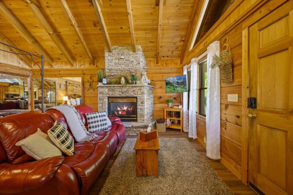 Willa Cozy Studio Log Cabin In The Heart Of Pigeon Forge. Hot Tub. Honeymoon! Sleeps 2 Zewnętrze zdjęcie