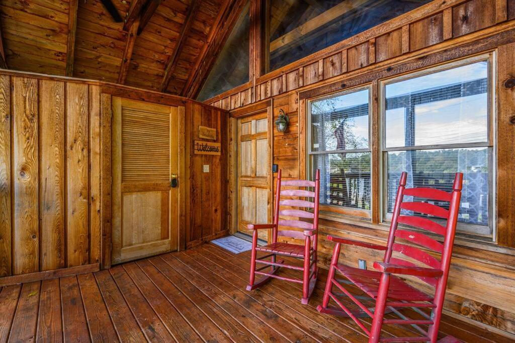 Willa Cozy Studio Log Cabin In The Heart Of Pigeon Forge. Hot Tub. Honeymoon! Sleeps 2 Zewnętrze zdjęcie