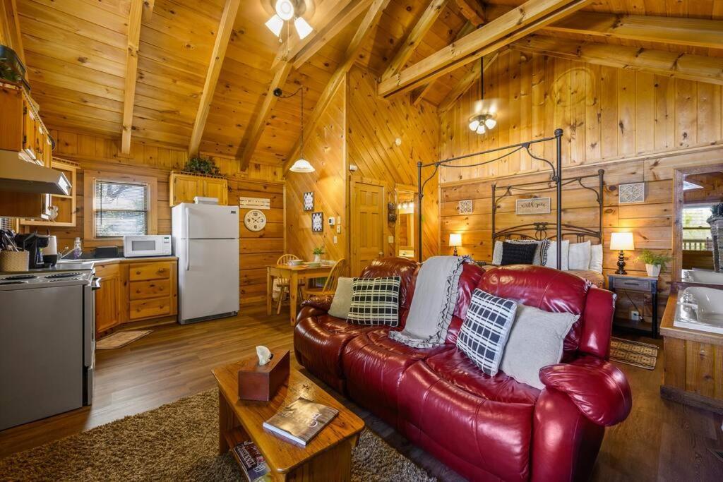 Willa Cozy Studio Log Cabin In The Heart Of Pigeon Forge. Hot Tub. Honeymoon! Sleeps 2 Zewnętrze zdjęcie