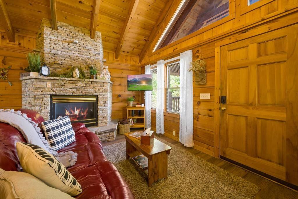 Willa Cozy Studio Log Cabin In The Heart Of Pigeon Forge. Hot Tub. Honeymoon! Sleeps 2 Zewnętrze zdjęcie