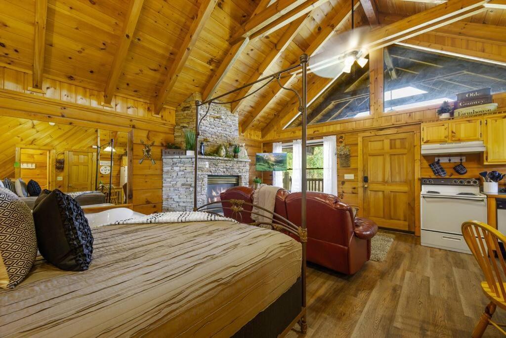 Willa Cozy Studio Log Cabin In The Heart Of Pigeon Forge. Hot Tub. Honeymoon! Sleeps 2 Zewnętrze zdjęcie