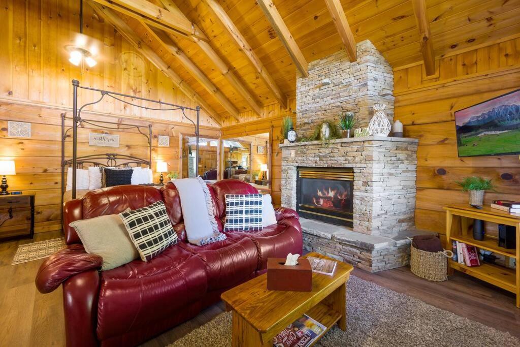 Willa Cozy Studio Log Cabin In The Heart Of Pigeon Forge. Hot Tub. Honeymoon! Sleeps 2 Zewnętrze zdjęcie